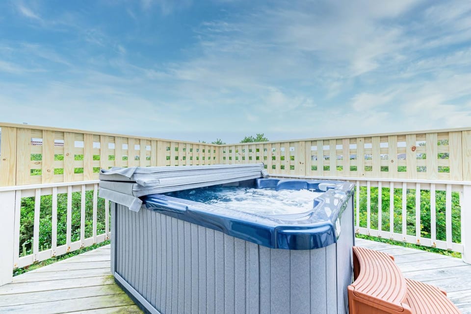 Crow's Nest - Corolla, Crown Point, 150 Yds to Beach, Hot Tub, Community Pool, Pets OK House in Corolla