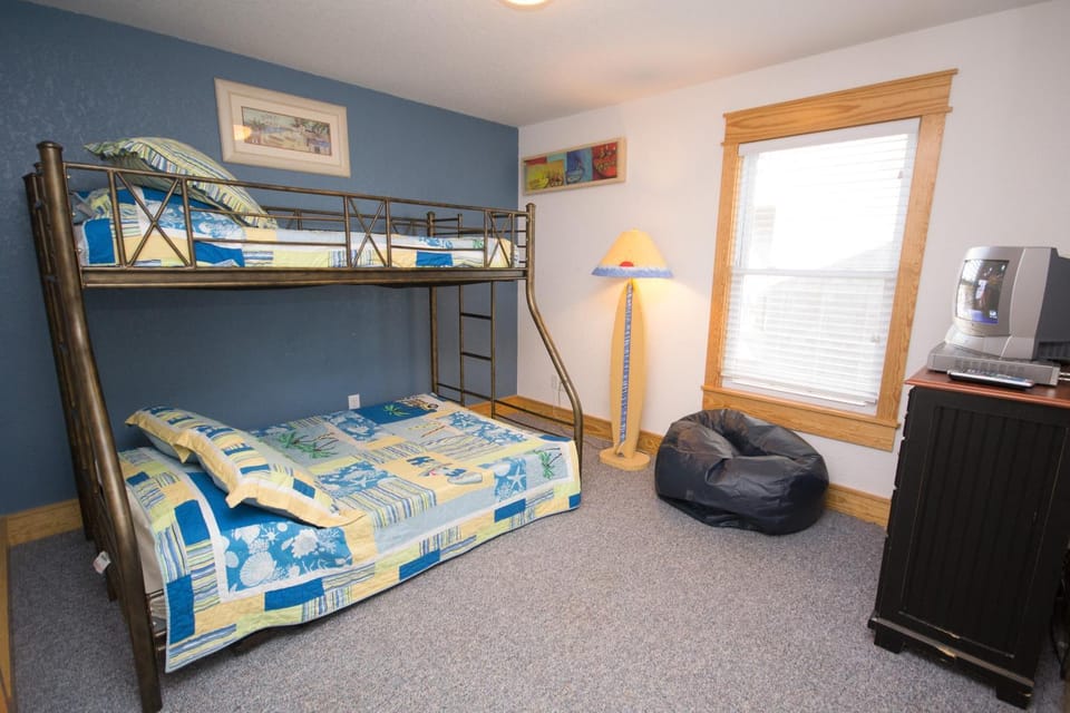 Island Time - NH MP 11, 50 Ft to Beach, Elevator, Pool, Free Pool Heat, Hot Tub, Pets OK, YR Flex House in Nags Head