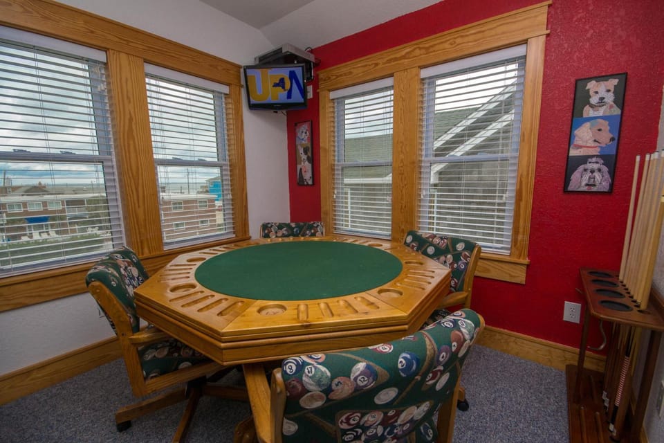 Island Time - NH MP 11, 50 Ft to Beach, Elevator, Pool, Free Pool Heat, Hot Tub, Pets OK, YR Flex House in Nags Head