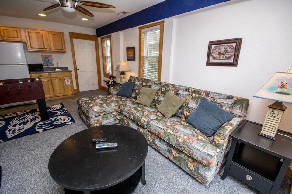 Island Time - NH MP 11, 50 Ft to Beach, Elevator, Pool, Free Pool Heat, Hot Tub, Pets OK, YR Flex House in Nags Head