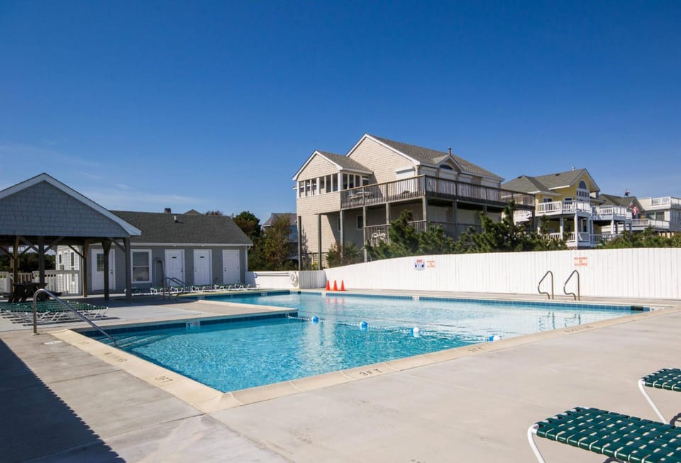 Dolphin's Song -Corolla, Villages at Ocean Hill, 350 Yds to Beach, Pets OK, Hot Tub, Community Pools House in Corolla