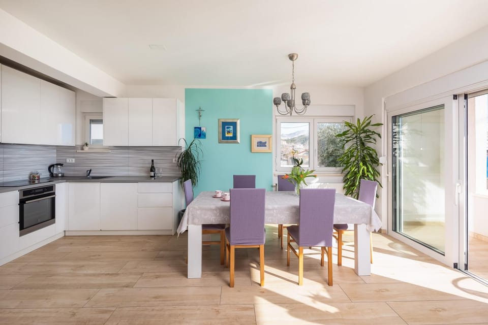 Kitchen or kitchenette, Dining area, dishwasher, pet friendly, stove
