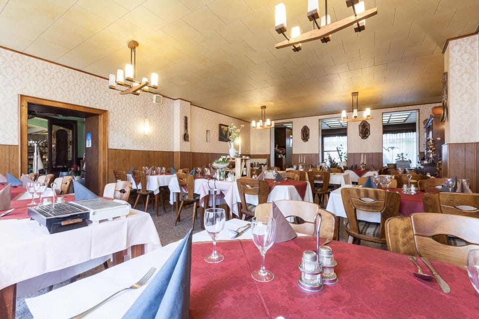 Restaurant/places to eat, On site, Continental breakfast, Lunch, Dinner