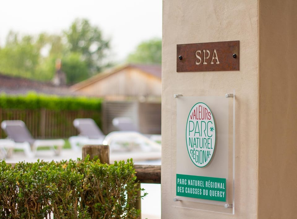Massage, Sauna, Steam room, Spa and wellness centre/facilities, Logo/Certificate/Sign, Swimming pool, Swimming pool