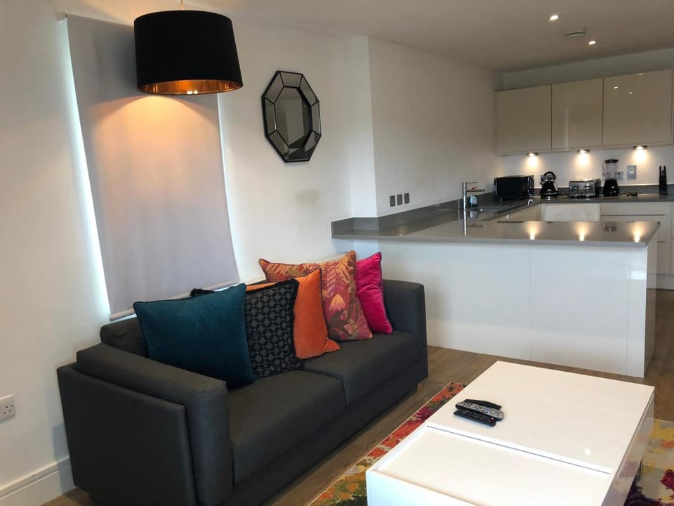 PRESTIGE 2 BED BALCONY APARTMENT Apartment in London