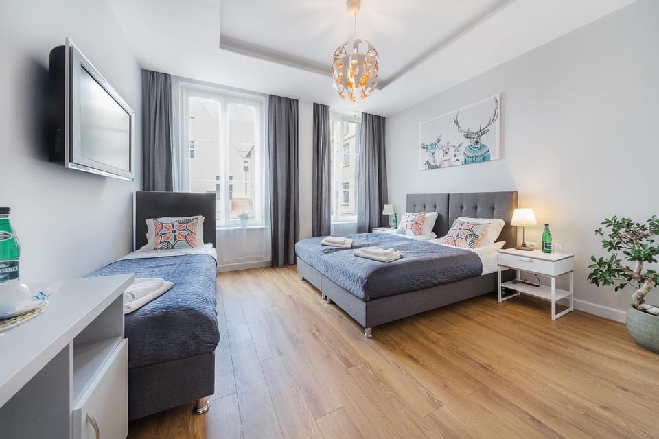 Bed, TV and multimedia, Decorative detail, Seating area, Bedroom