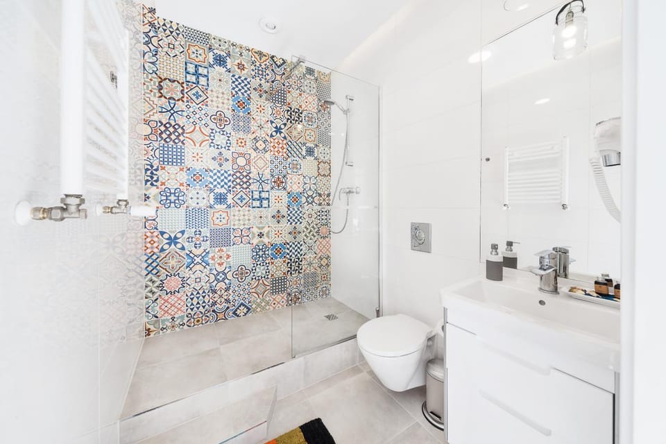 Shower, Toilet, Bathroom, Decorative detail, towels