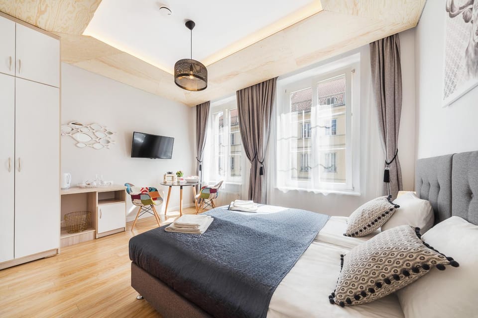 Bed, TV and multimedia, Coffee/tea facilities, Photo of the whole room, Decorative detail, Seating area, Bedroom, City view