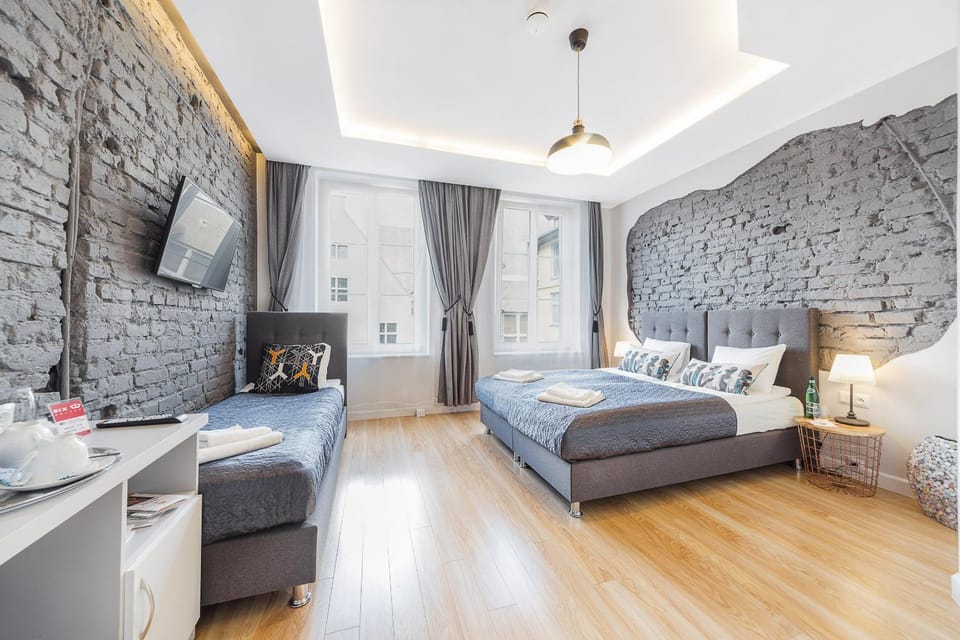 Bed, TV and multimedia, Photo of the whole room, Decorative detail, Seating area, Bedroom, City view, Non alcoholic drinks