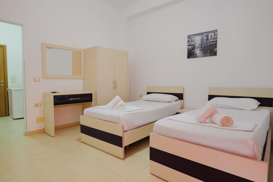 Bed, TV and multimedia, Photo of the whole room, Bedroom, towels, wardrobe