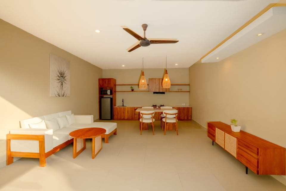 Kitchen or kitchenette, Living room, Seating area, Dining area, minibar