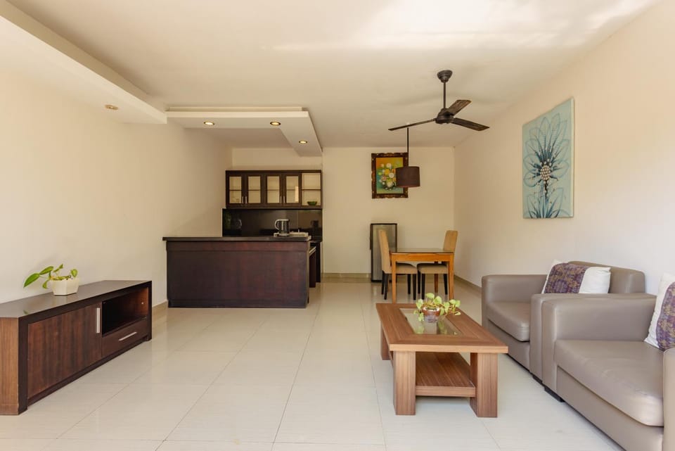 Kitchen or kitchenette, Living room, Seating area, Dining area, fireplace, minibar, pet friendly