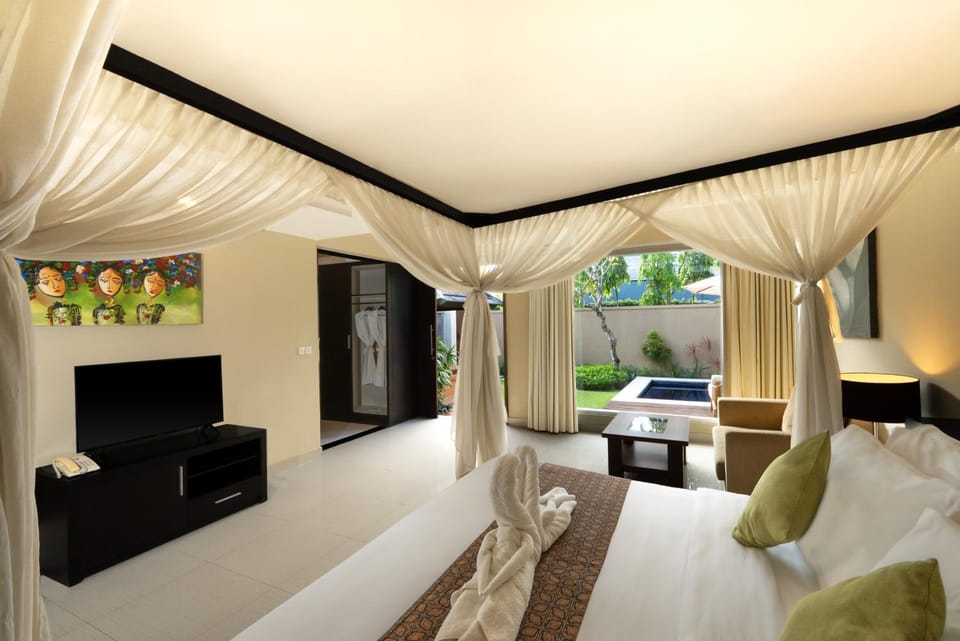 Bed, TV and multimedia, Seating area, Bedroom