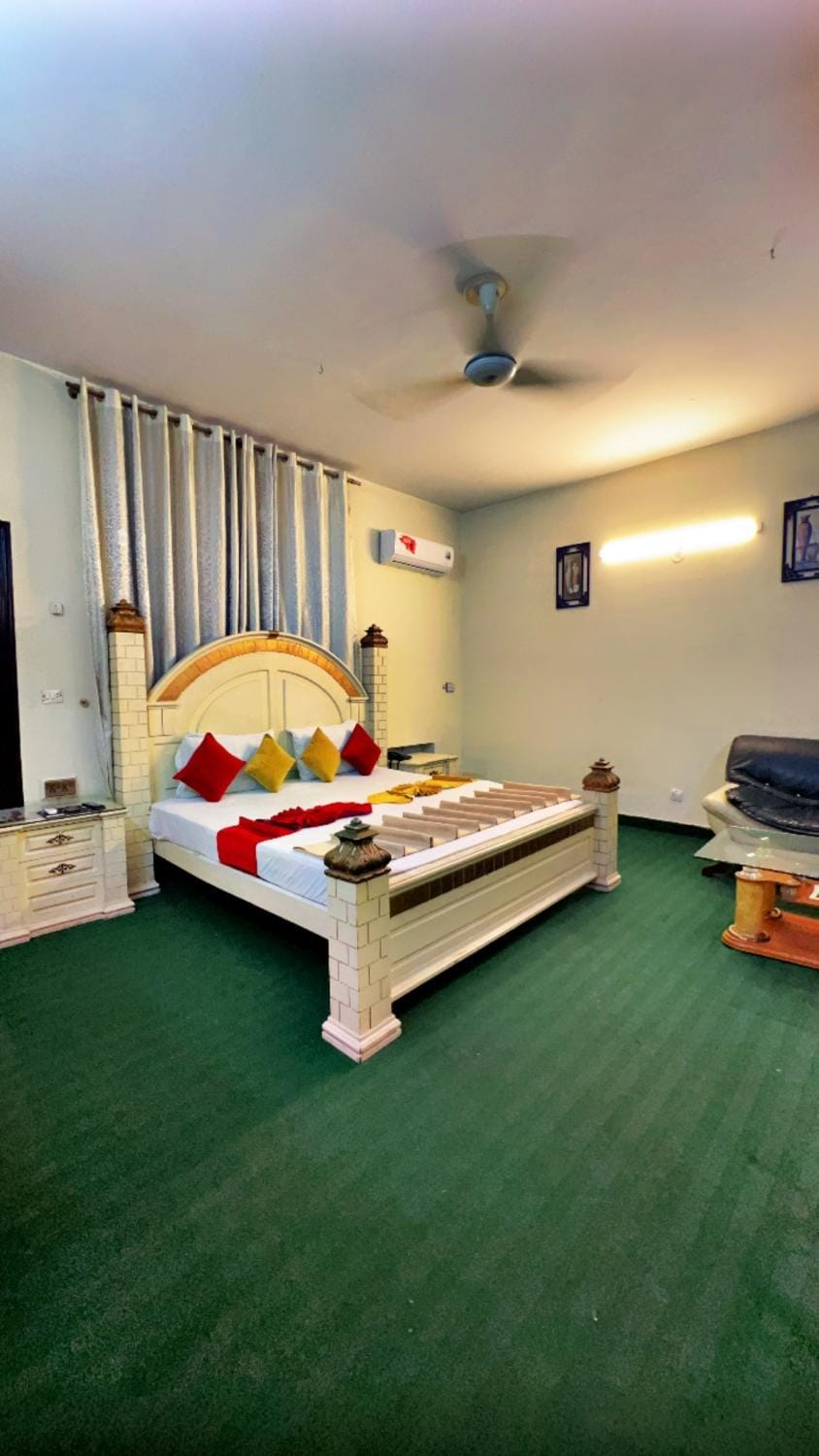 Bed, Photo of the whole room, Bedroom, Breakfast