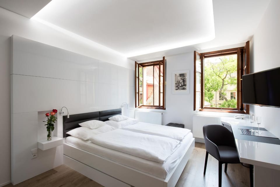 Property building, View (from property/room), Photo of the whole room, Bedroom, Street view