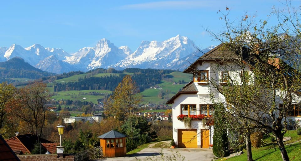 Facade/entrance, Natural landscape, Summer, Golfcourse, Skiing, Hiking, Cycling, Area and facilities, Sports