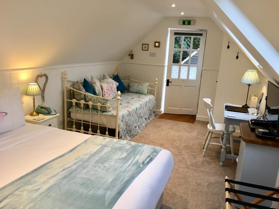 Bed, Seating area, Bedroom
