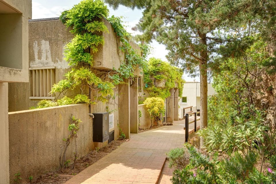 Facade/entrance, Area and facilities