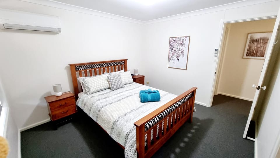 Bed, Photo of the whole room, Bedroom, air conditioner