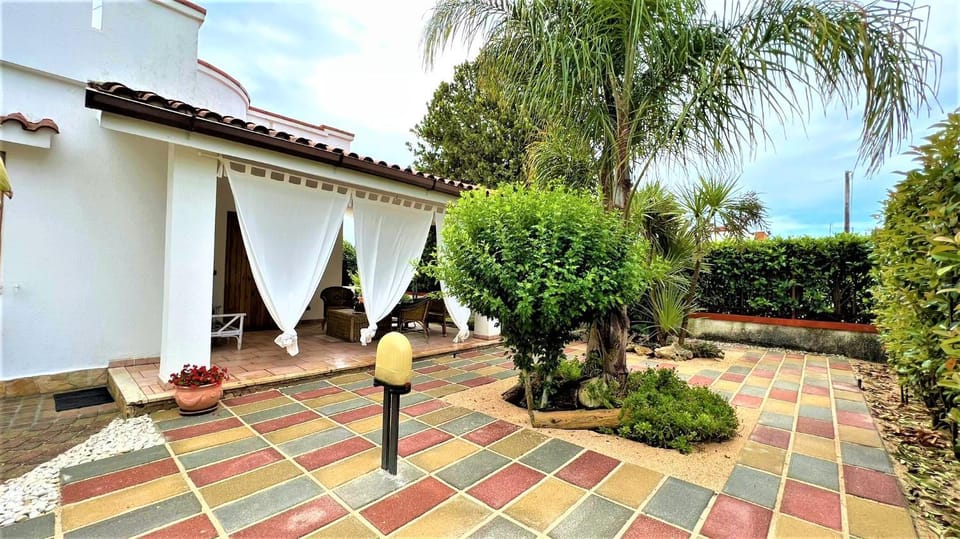 Property building, Patio, Garden