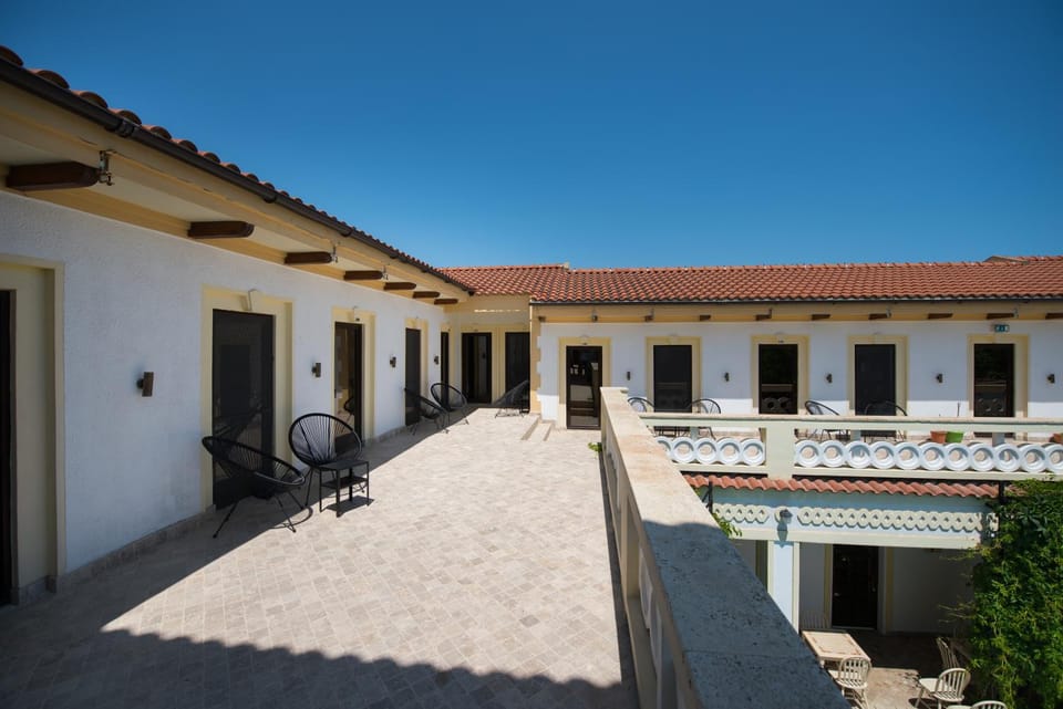 Property building, Day, Balcony/Terrace