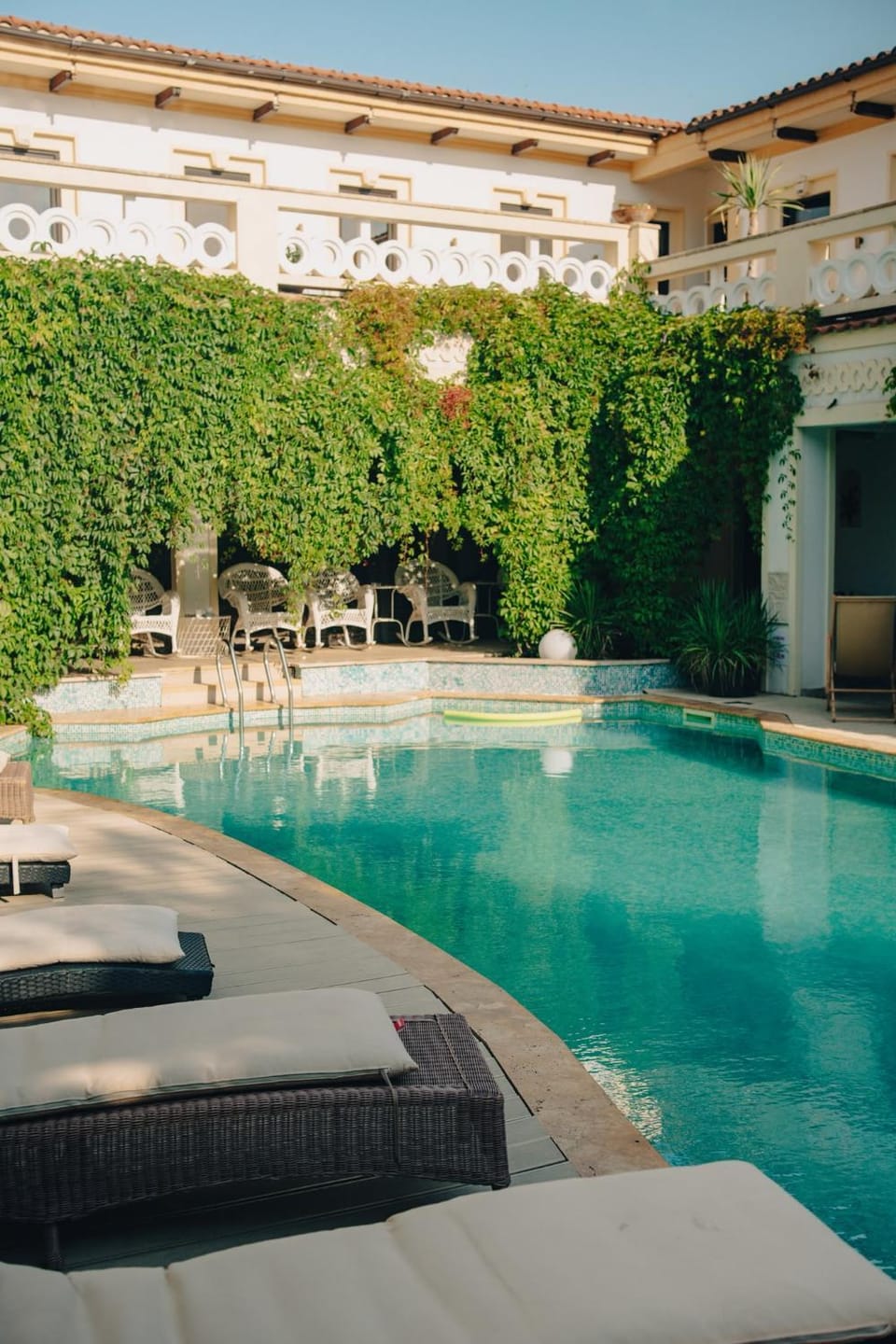 Property building, Swimming pool, sunbed