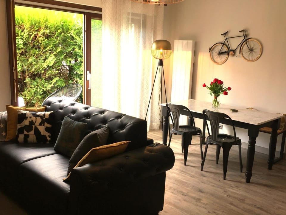 Living room, Seating area, Dining area