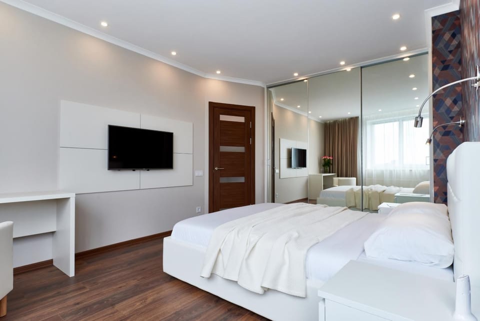 Bed, TV and multimedia, Other, Other, Photo of the whole room, Decorative detail, Decorative detail, Logo/Certificate/Sign, Bedroom