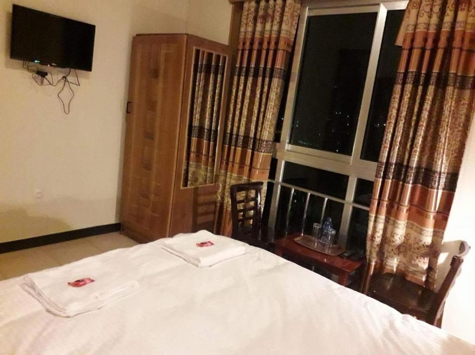 Bed, TV and multimedia, Bedroom