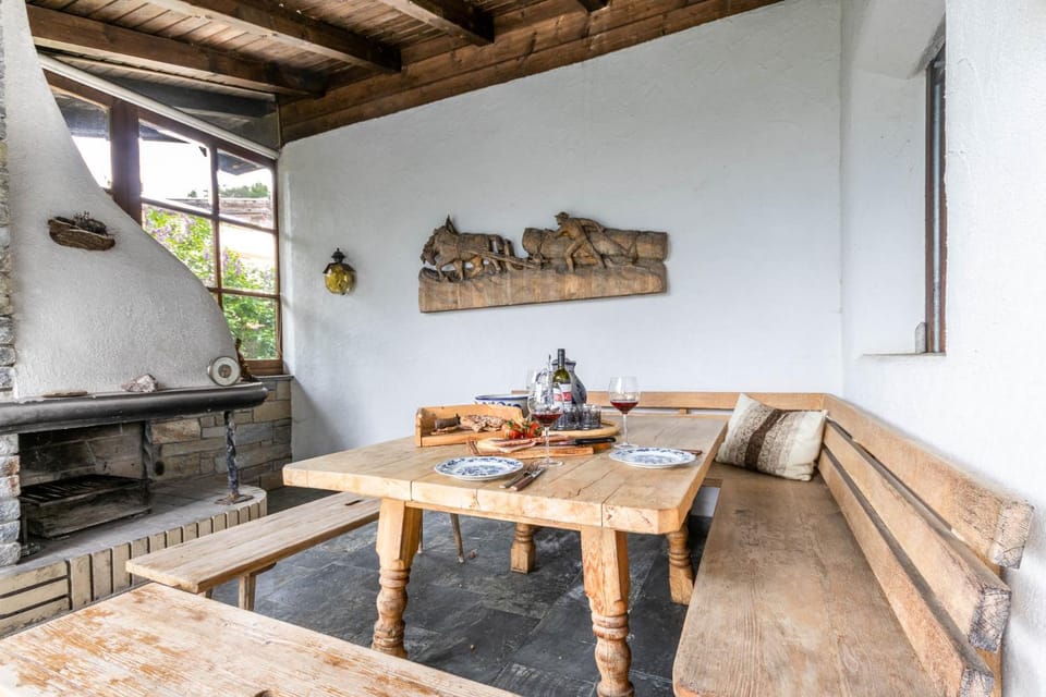 Seating area, Dining area, Food