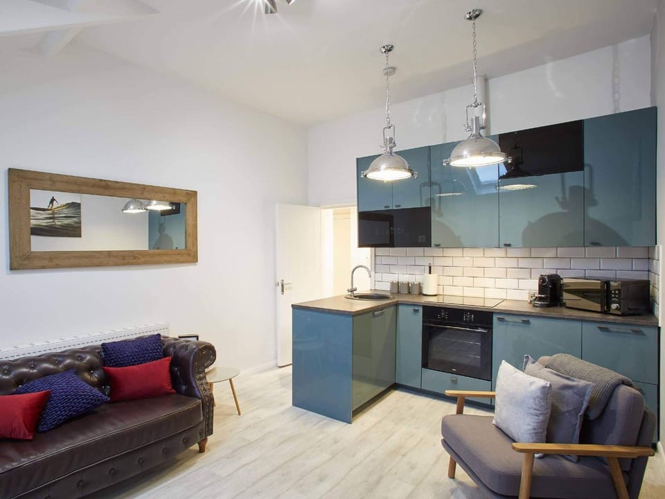 Kitchen or kitchenette, Living room, Seating area, minibar, pet friendly, stove