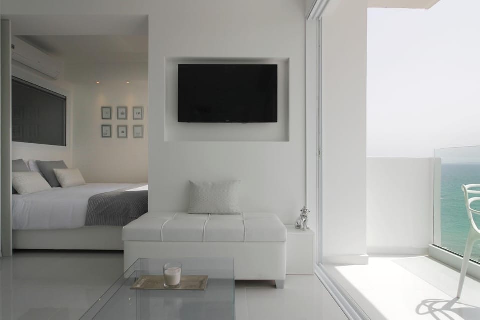 TV and multimedia, Living room, Seating area, Bedroom