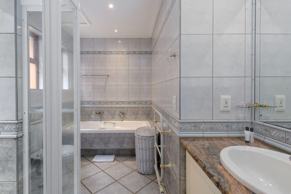 Shower, Toilet, Bathroom, Bath