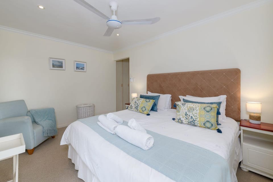 Bed, Photo of the whole room, Bedroom, fireplace