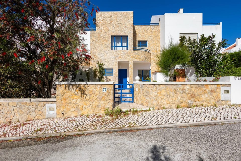 Property building, Facade/entrance, Off site