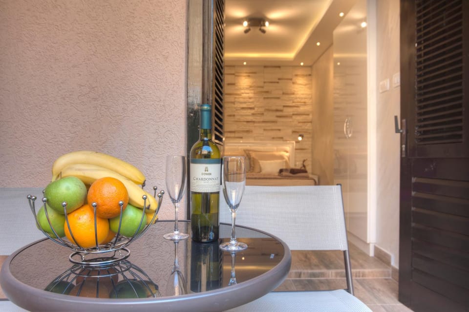 Bedroom, Food, Garden view, Alcoholic drinks, Inner courtyard view