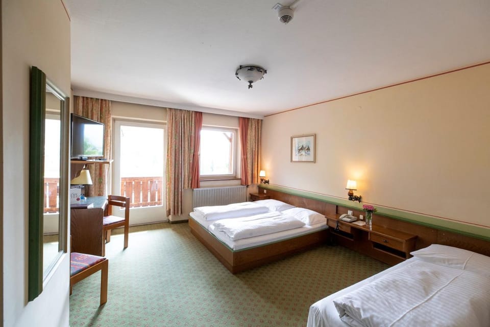 Bed, Seating area, Bedroom