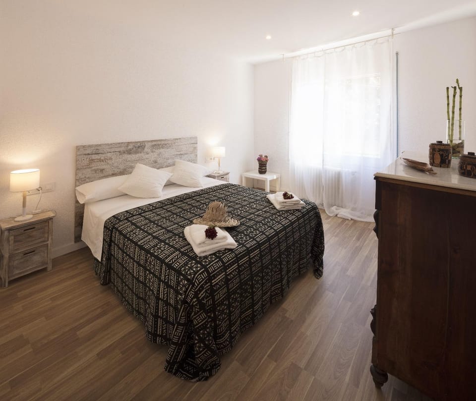 Bed, Bedroom, Quiet street view