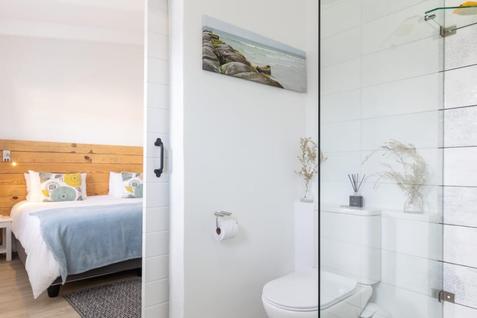 Shower, Toilet, Bedroom, towels