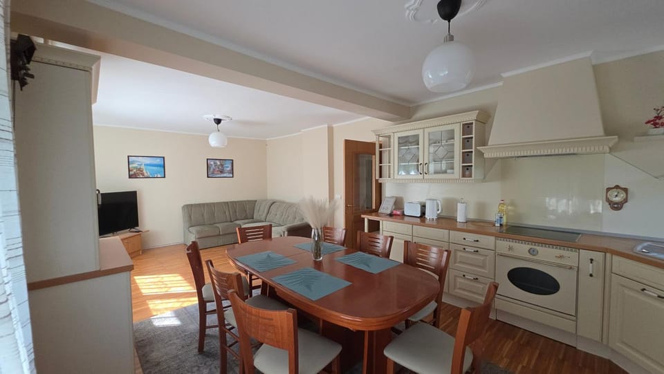 Kitchen or kitchenette, Seating area, Dining area, stove