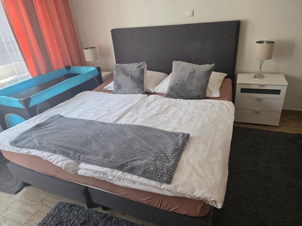 Bed, Bedroom, towels