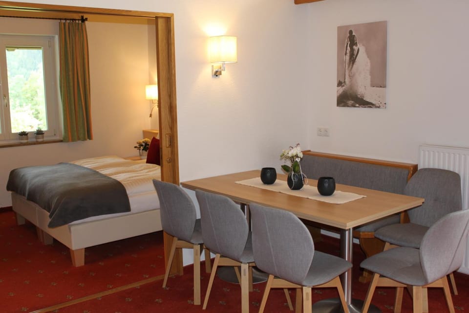 Bed, Photo of the whole room, Seating area, Dining area, Bedroom