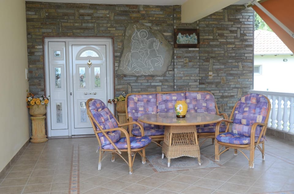 Facade/entrance, Balcony/Terrace, Text overlay, Garden view