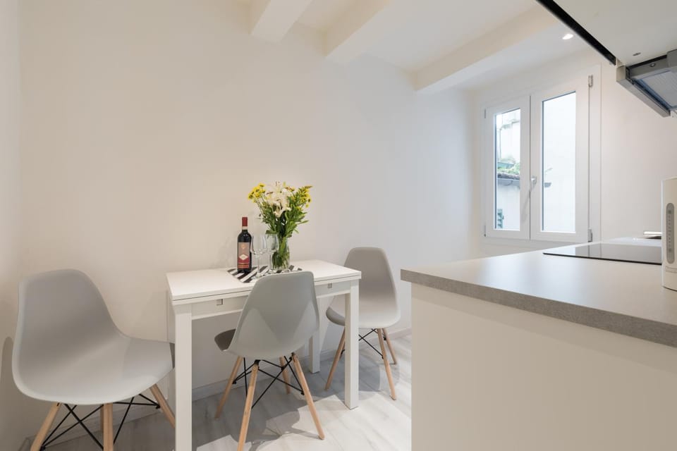 Kitchen or kitchenette, Seating area, Dining area