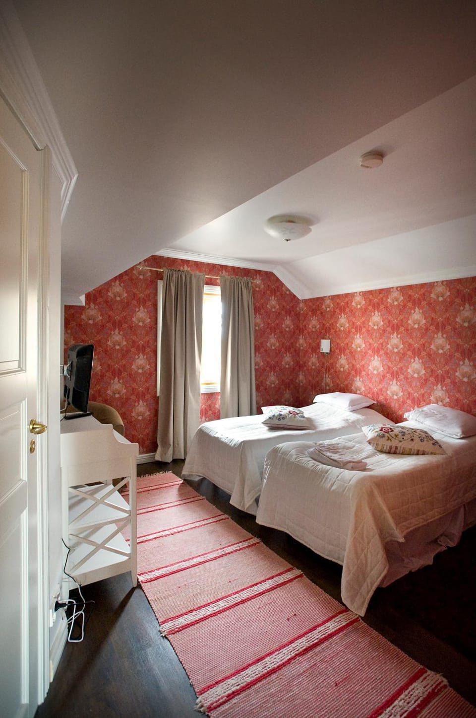 Photo of the whole room, Decorative detail