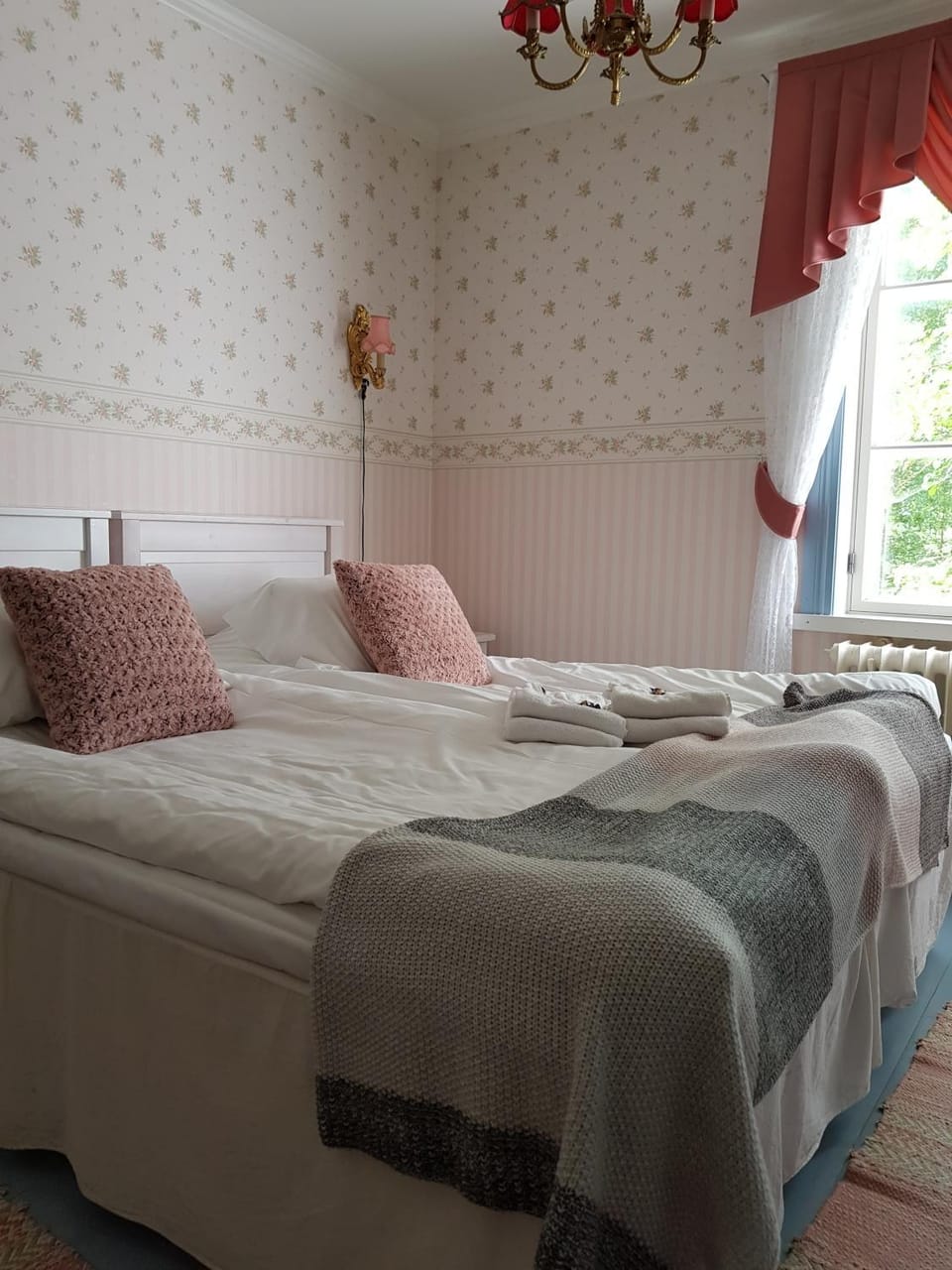 Photo of the whole room, Decorative detail