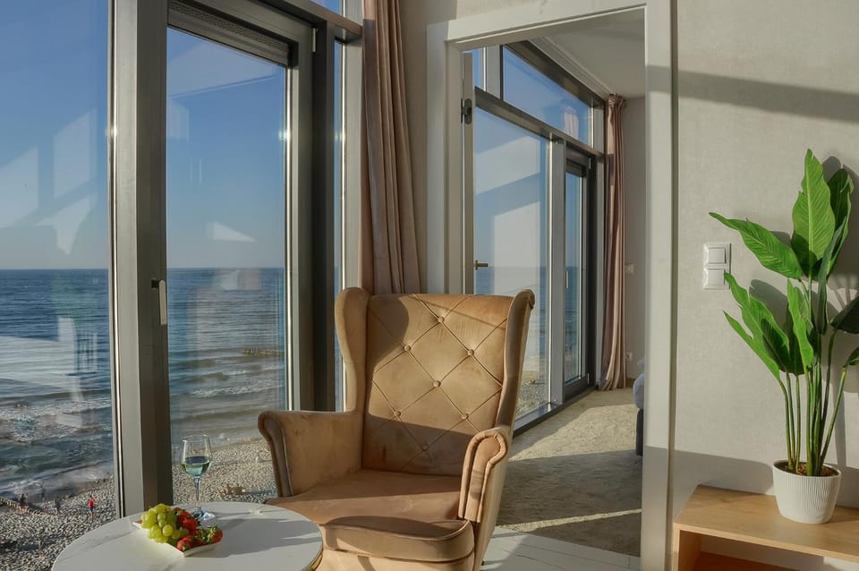 Day, Natural landscape, View (from property/room), Balcony/Terrace, Living room, Food and drinks, Seating area, Dining area, Food, Sea view