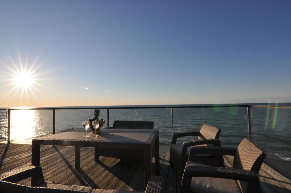 Day, Natural landscape, View (from property/room), Balcony/Terrace, Living room, Seating area, Dining area, Sea view, Location, Sunset