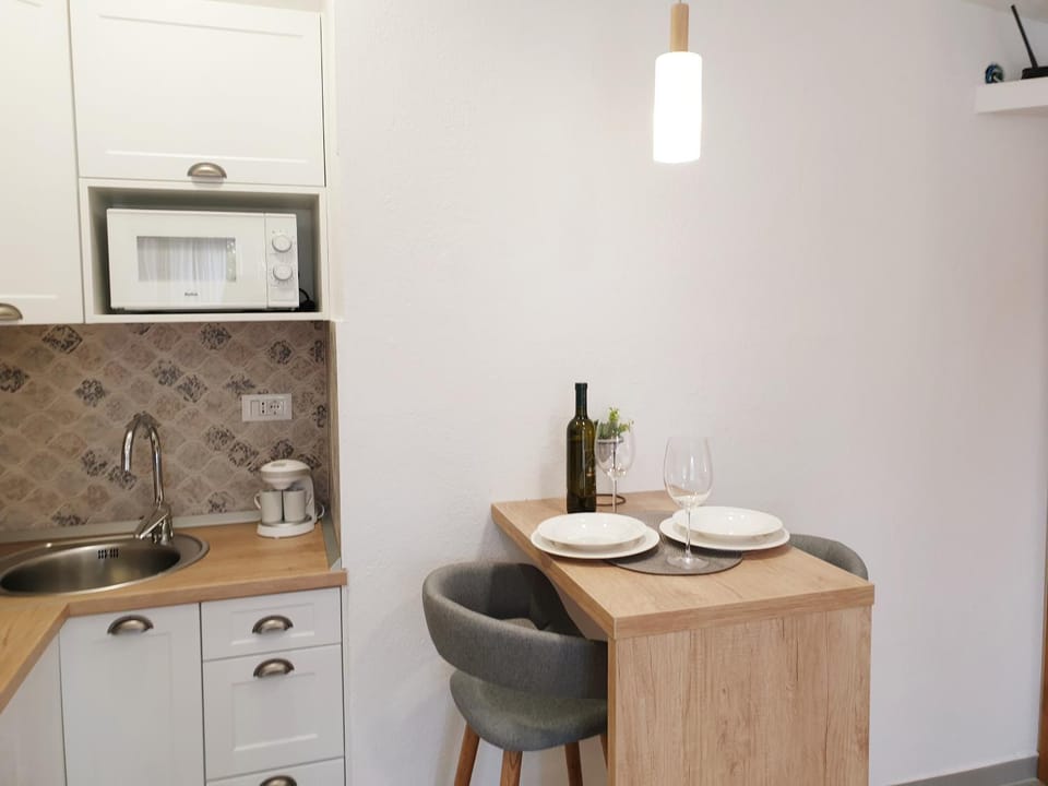 Coffee/tea facilities, Kitchen or kitchenette, Dining area, Drinks