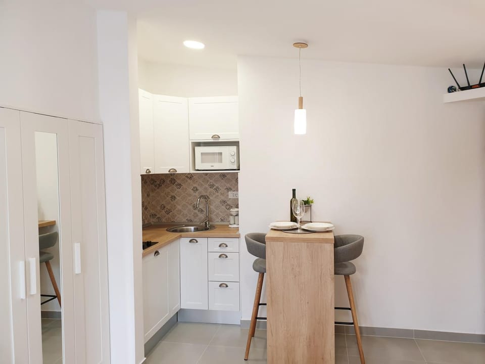 Kitchen or kitchenette, Dining area
